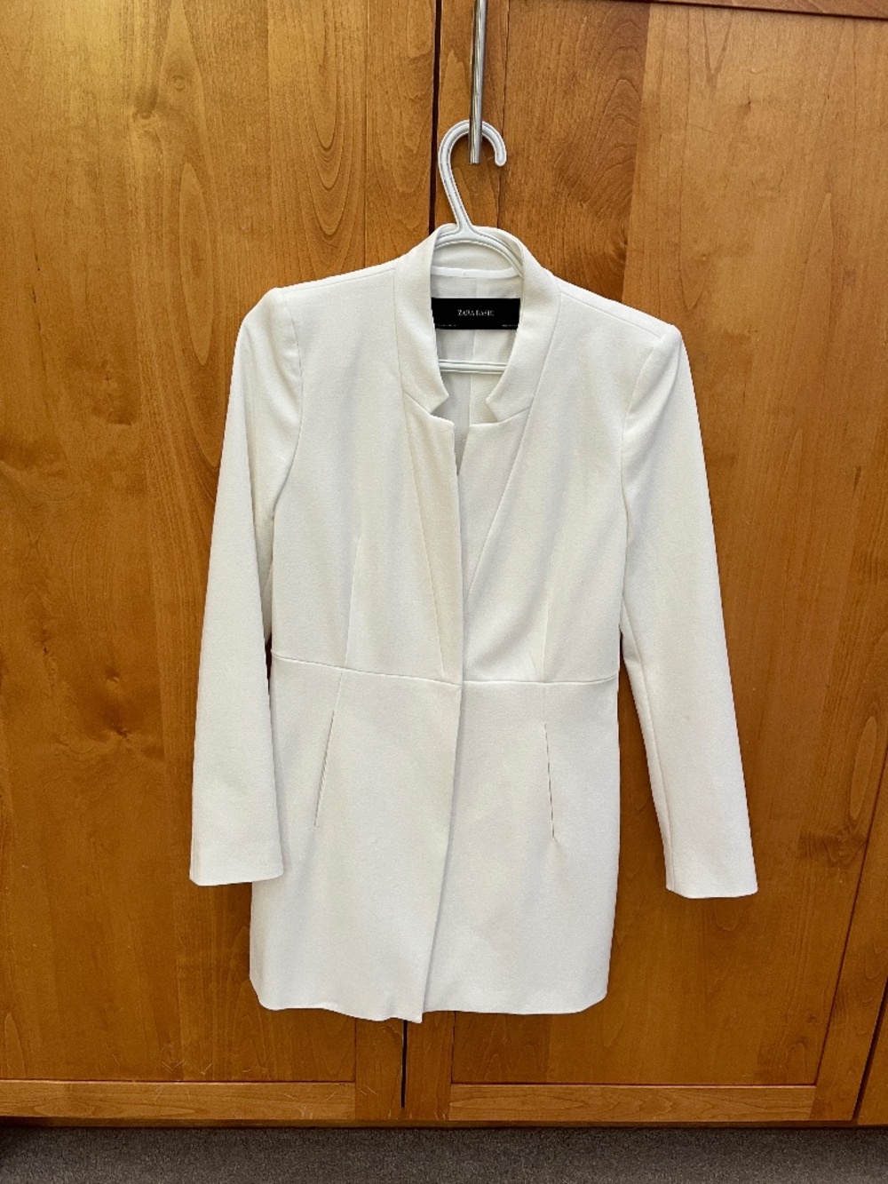 Beautiful long, white Zara blazer. Fully lined, like new condition. Size S